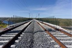 el nuevo tren que une madrid y badajoz sufre retrasos de una hora en ambos sentidos