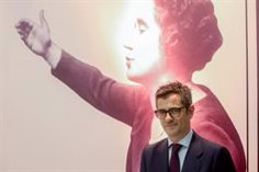 feijoo se equivoca en senado y vota a favor de la reforma de sanchez para el tc que el pp achaca a un error humano