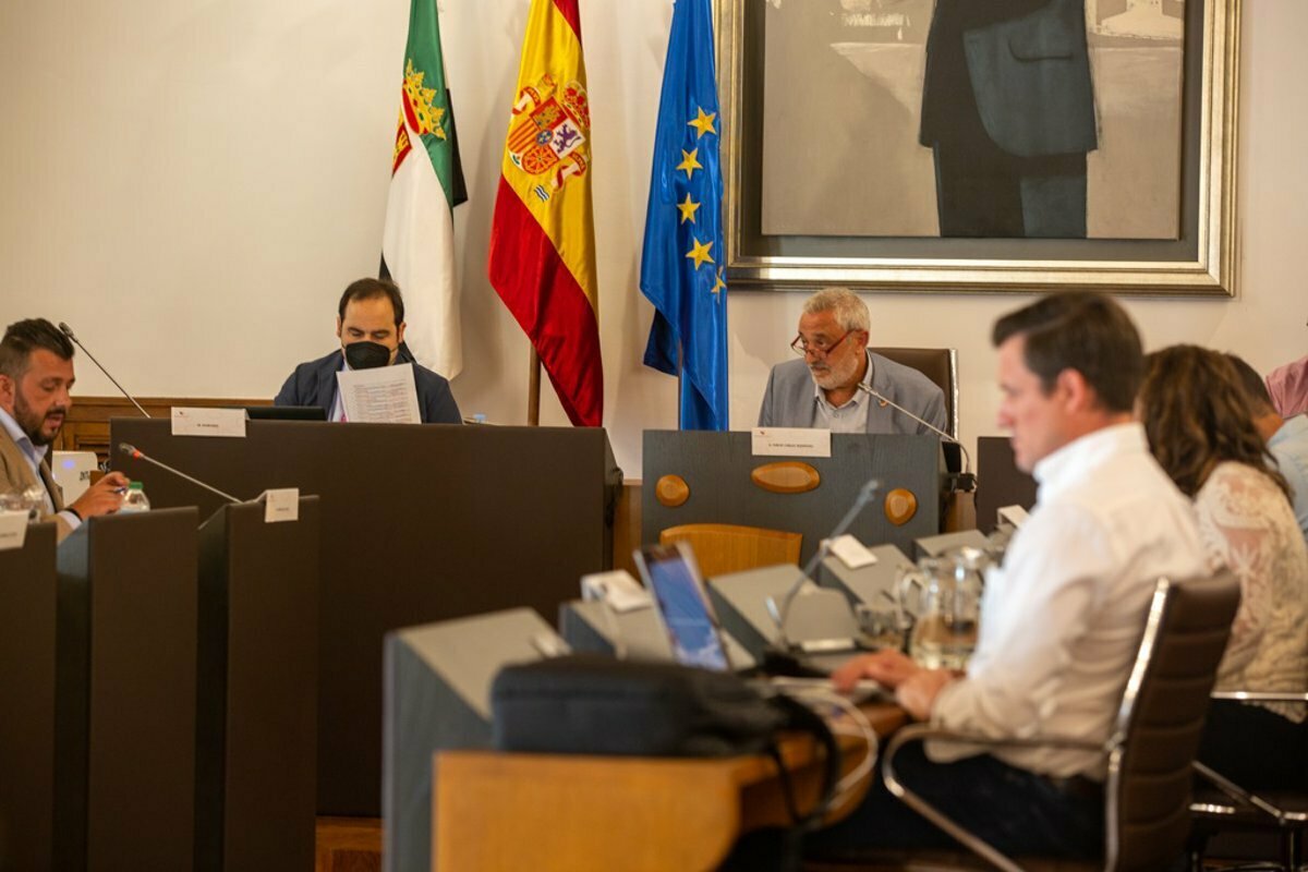 la diputacion aprueba la construccion del carril bici y de una senda peatonal entre caceres y casar de caceres