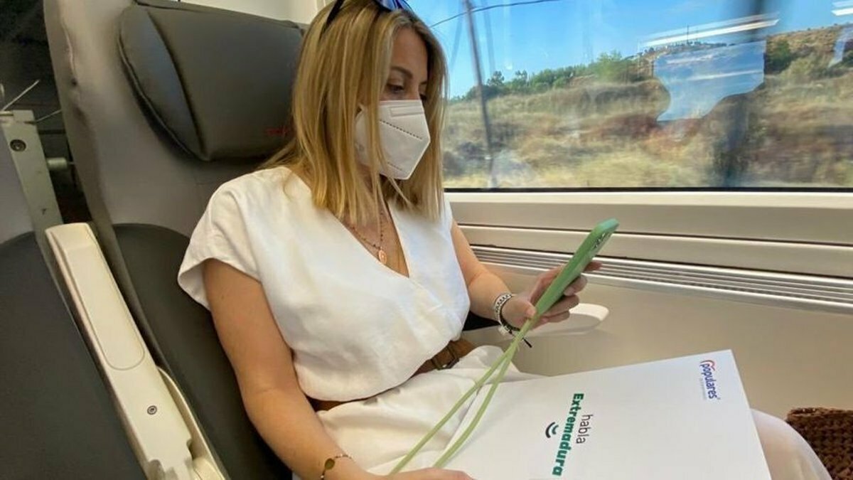 la presidenta del pp extremeno dice a su llegada a madrid en el alvia que la indignacion de los viajeros es compartida