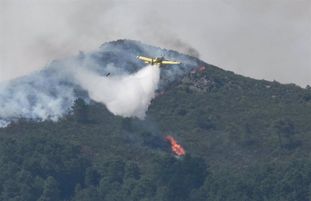 Los incendios dejan en Extremadura 700 evacuados y 6.000 hectáreas quemadas en Las Hurdes y Casas de Miravete Un hidroavión anfibio echa agua sobre la vegetación afectada por el incendio en la comarca de Las Hurdes (Cáceres).