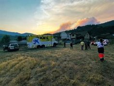 tres bomberos sufren un golpe de calor cuando extinguian un incendio de pastos en plasencia