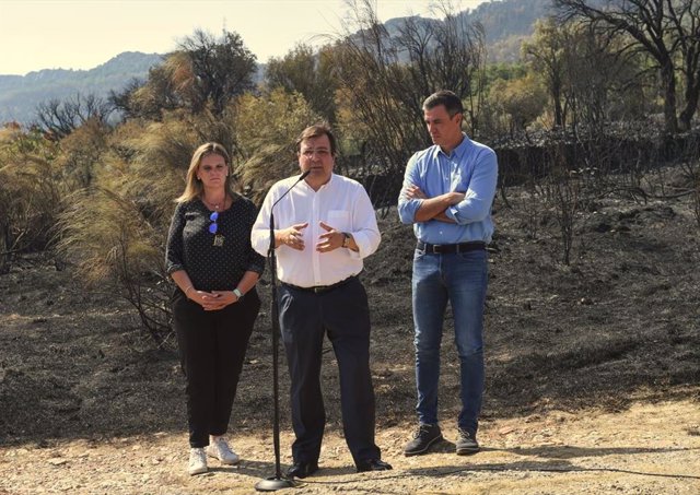 Vara aboga por "reflexionar" tras el verano sobre "qué más hacer" para luchar contra los incendios y el cambio climático Fernández Vara visita la zona afectada por el incendio de CAsas de Miravete junto a Pedro Sánchez