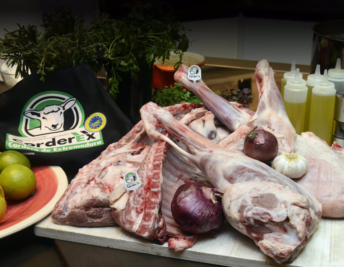 corderex promociona la calidad del cordero de extremadura a traves de distintos asados durante este mes de agosto
