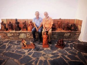 el artista extremeno pedro monago entrega al museo etnografico de olivenza una seleccion de 12 de sus esculturas