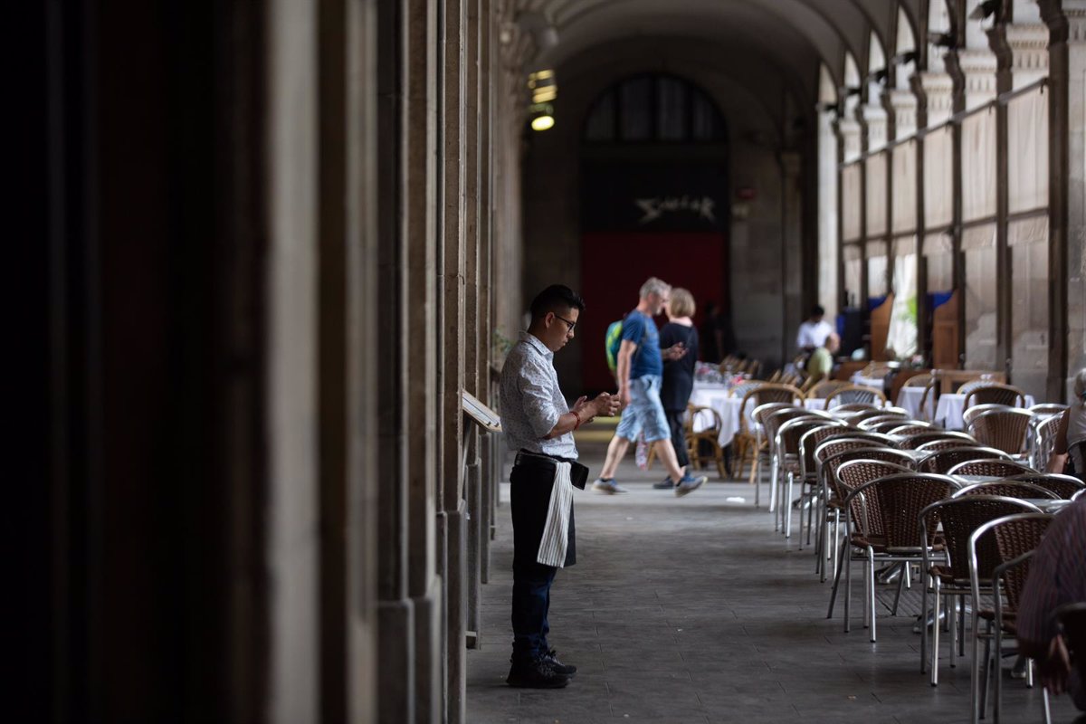 el paro baja en 116 personas en julio en extremadura y se situa en los 84 613 desempleados 2