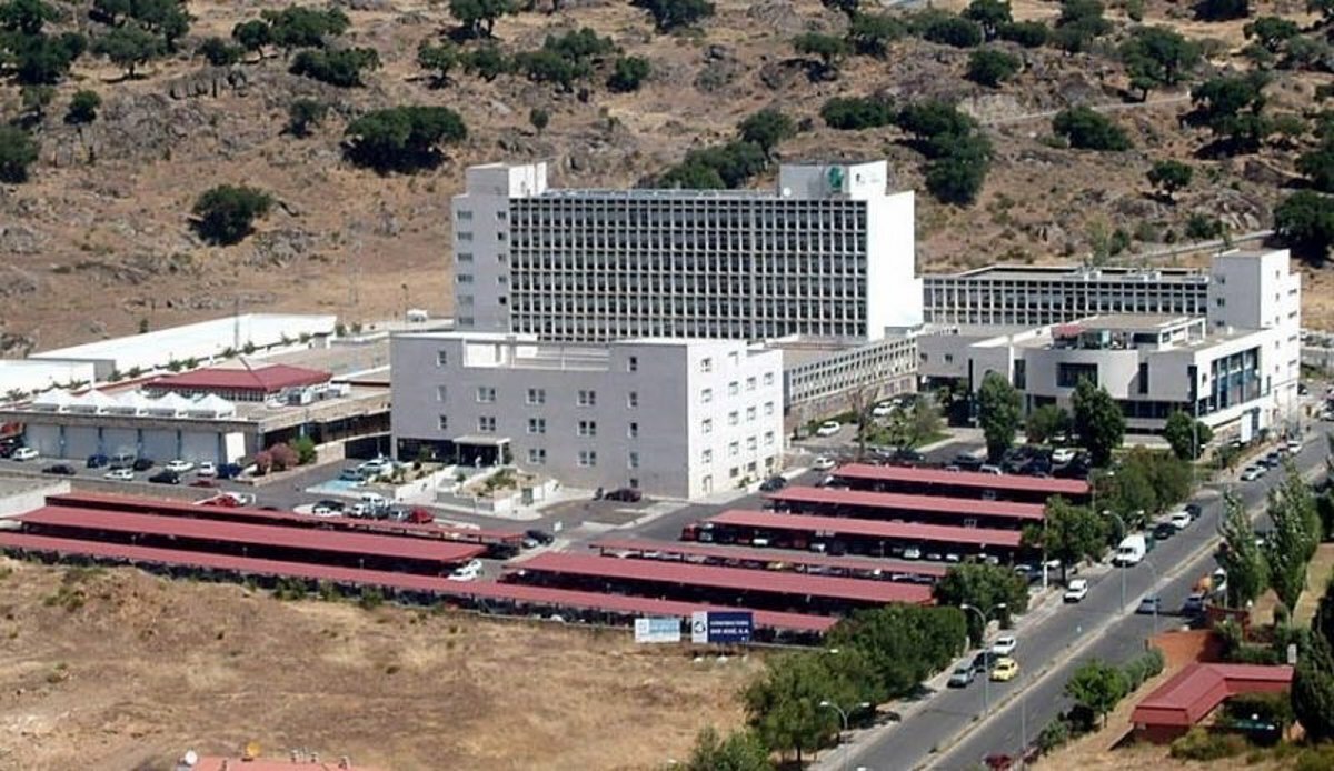 herido grave un varon de 49 anos en una salida de via en zarza de granadilla caceres