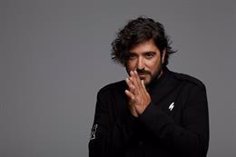 la desgarradora sensibilidad de antonio orozco llena de magia el teatro romano con su actuacion en el stone music