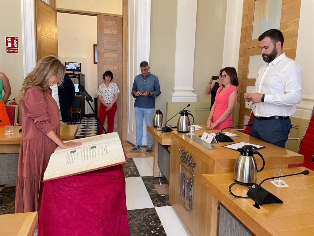 marisa caldera toma posesion como concejala del pp en caceres en sustitucion de maria guardiola