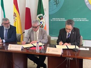 firma convenio uex hirosaki japon