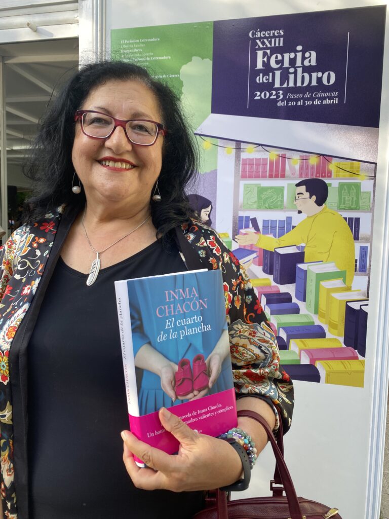 Inma Chacón emociona en la Feria del Libro cacereña inma chacon