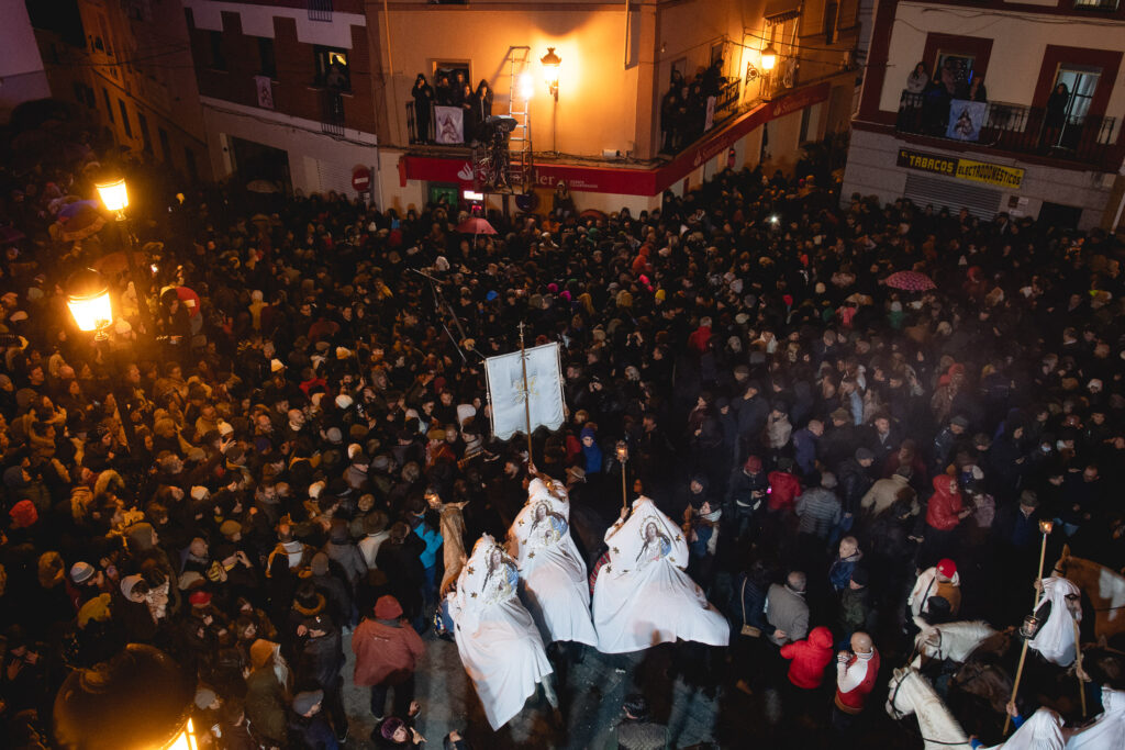 Torrejoncillo con La Encamisá y Jarandilla de la Vera con Los Escobazos, disfrutan de un sábado de tradición y emoción encamisa2
