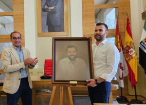 Luis Salaya mostrando su retrato como alcalde junto a Rafa Mateos