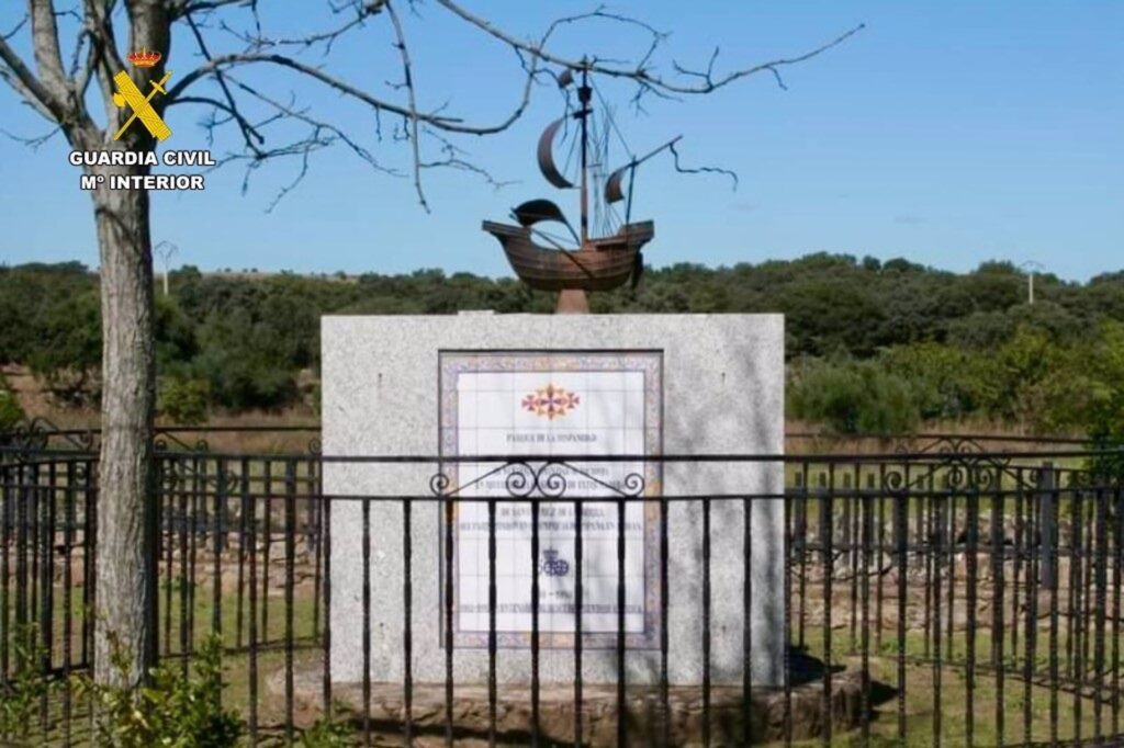 La Guardia Civil devuelve la escultura de un barco tipo nao a Santa Cruz de la Sierra escultura
