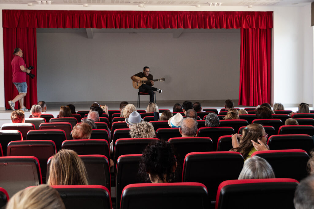 Cabrero inaugura nuevos espacios culturales y el Centro de Interpretación La Voz del Jerte salon de actos