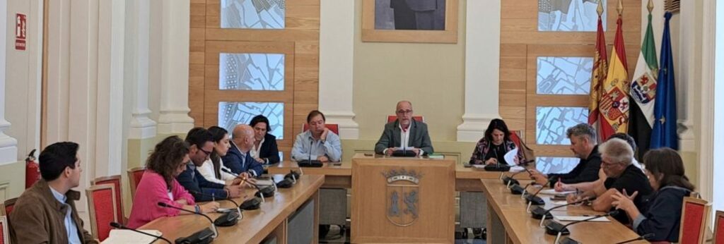 Celebrada una Comisión de Urbanismo extraordinaria en el Ayuntamiento de Cáceres para abordar el proyecto minero en Valdeflores FOTO COMISION DE URBANISMO e1727351170926 1030x348 1