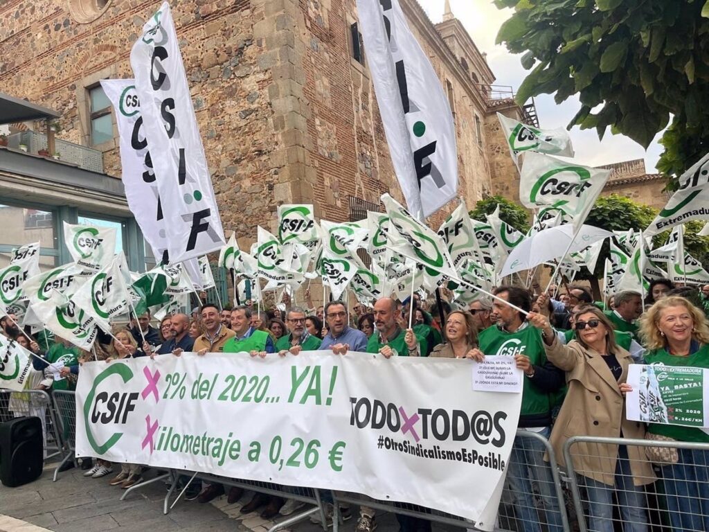 Delegados y simpatizantes de CSIF Extremadura se concentran para exigir el pago de la subida salarial pendiente y la actualización del kilometraje csif manifa me