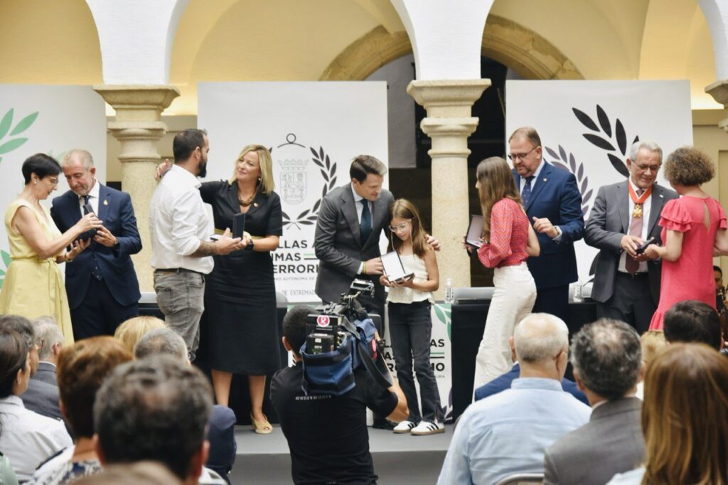 Representantes de la sociedad civil, política y militar de Extremadura conmemoran el Día de Reconocimiento y Memoria de las Víctimas del Terrorismo foto