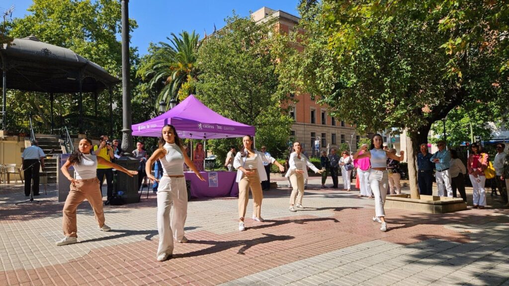El Paseo de Cánovas de Cáceres acoge la lectura de un manifiesto y una performance contra la trata con fines de explotación sexual foto trata