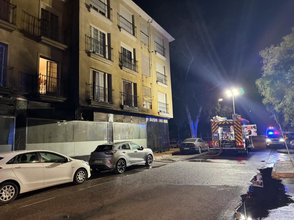 Un incendio en un restaurante de Badajoz deja siete personas afectadas y la evacuación de los vecinos del edificio incendio rte ba