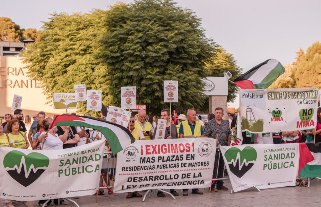 Unidas por Extremadura reivindica el 25 de marzo como Día de Extremadura y critica la política minera de la Junta manifa merida 8 sep 2024