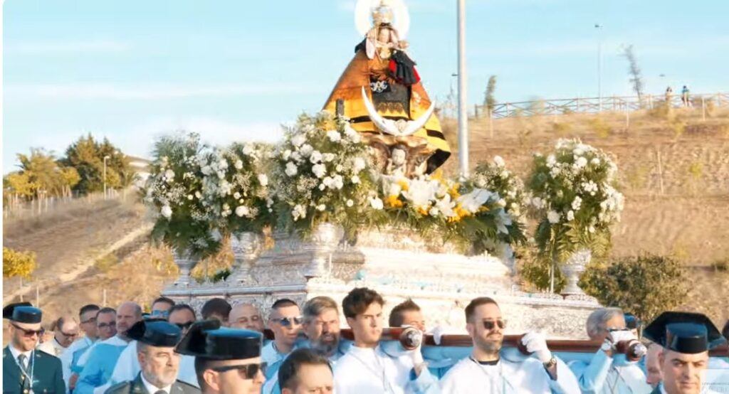 Extraordinaria y emotiva Bajada histórica de la Virgen de la Montaña a Cáceres viurgen de la montana