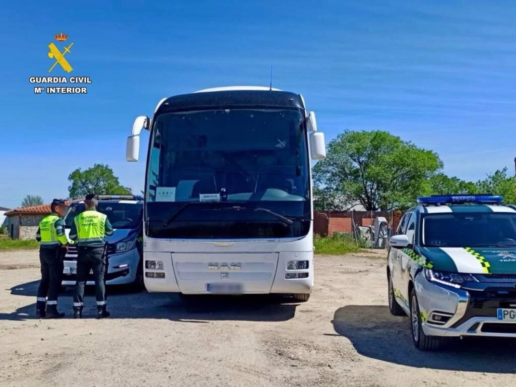 Sorprendido y denunciado un conductor de autobús escolar sin la licencia adecuada en Alcántara bus