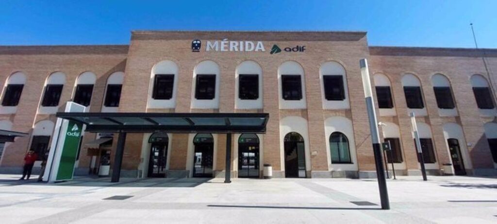 Pasajeros del tren Madrid-Mérida completan el recorrido a pie por avería estacion de merida