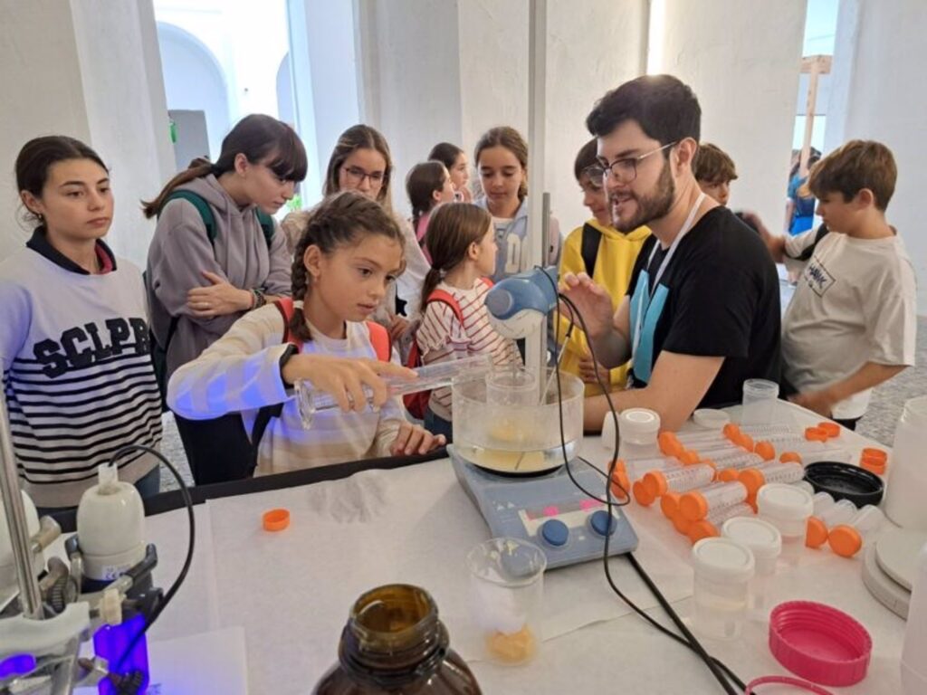 Éxito rotundo en la Noche Europea de los Investigadores de la UEx: 4.000 personas se acercan a la ciencia invstigadores