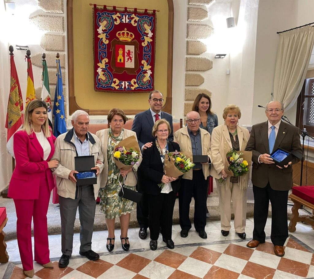 Homenaje municipal a tres matrimonios cacereños que han superado los 50 años de compromiso mayores ayto cc