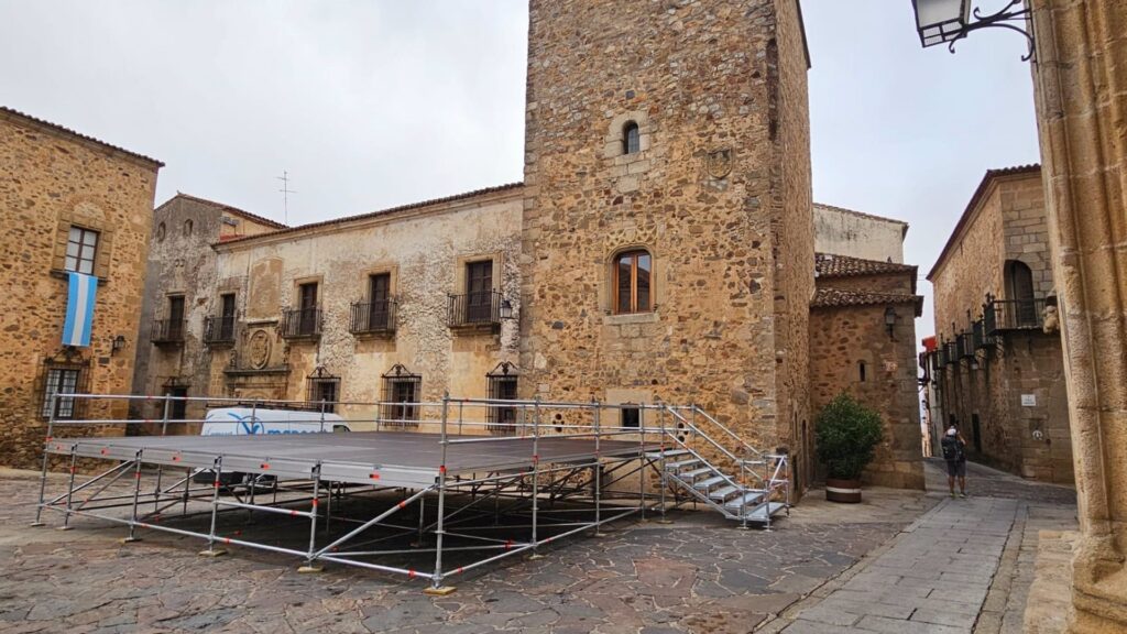 Cáceres duplica su capacidad de escenarios modulares para eventos vecinales modulos escenarios