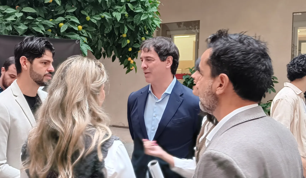 El hermano de Pedro Sánchez elude hablar sobre su caso judicial, acusado de tráfico de influencias, malversación y prevaricación azagra