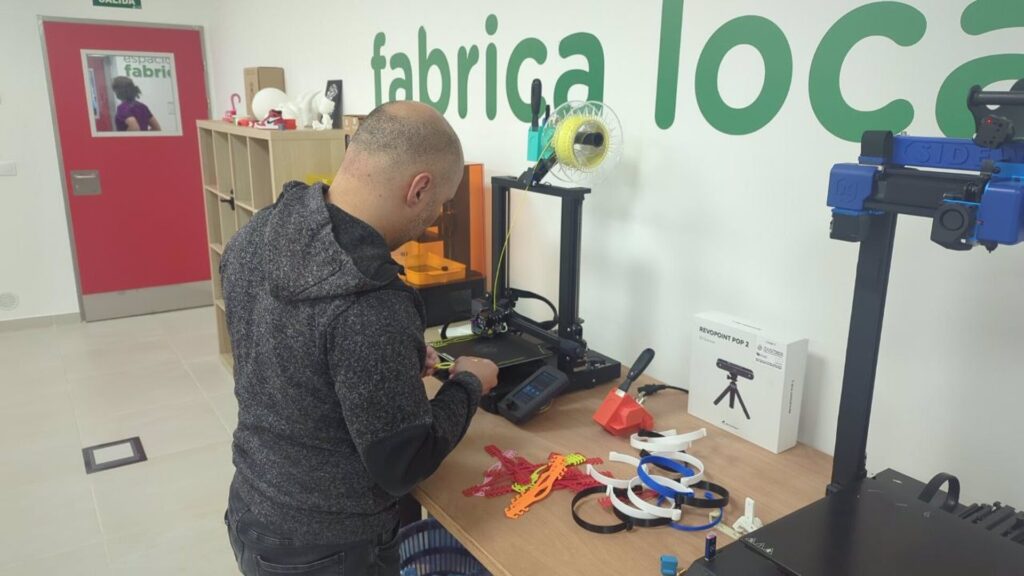 La Red Circular Fab de Cáceres produce equipos de protección individual y materiales de limpieza para Zonas Afectadas por la DANA dana cc valencia
