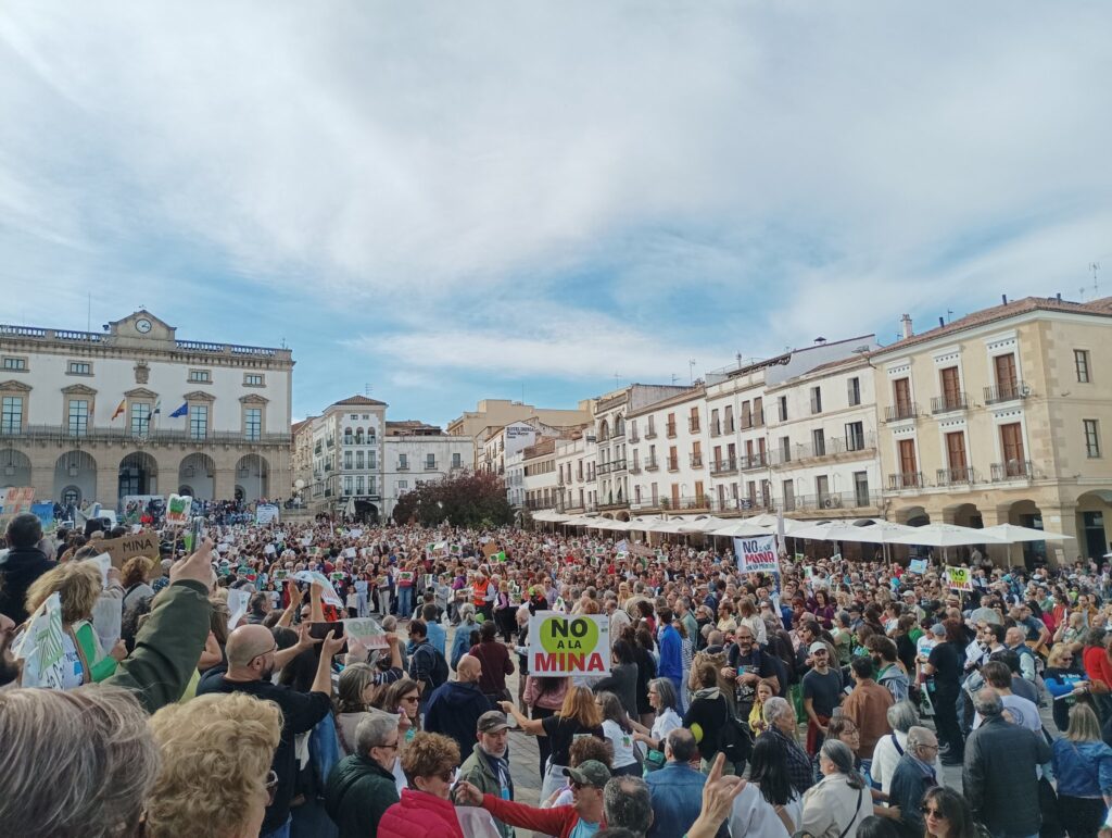 MASIVA MANIFESTACIÓN EN CONTRA DE LA MINA DE LITIO EN CÁCERES, CON 6.000 ASISTENTES A LA CONVOCATORIA DE SALVEMOS LA MONTAÑA mina 2