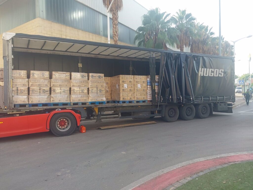 Mérida envía ha enviado dos tráileres cargados de agua, alimentos y mantas a las zonas afectadas por la DANA en Valencia trailer me dana