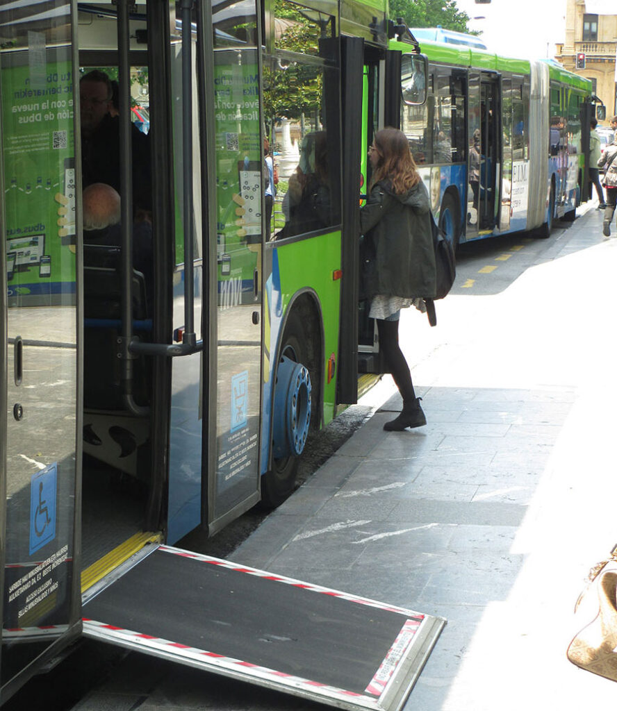Cáceres mejora la accesibilidad en paradas de taxis y autobuses bus