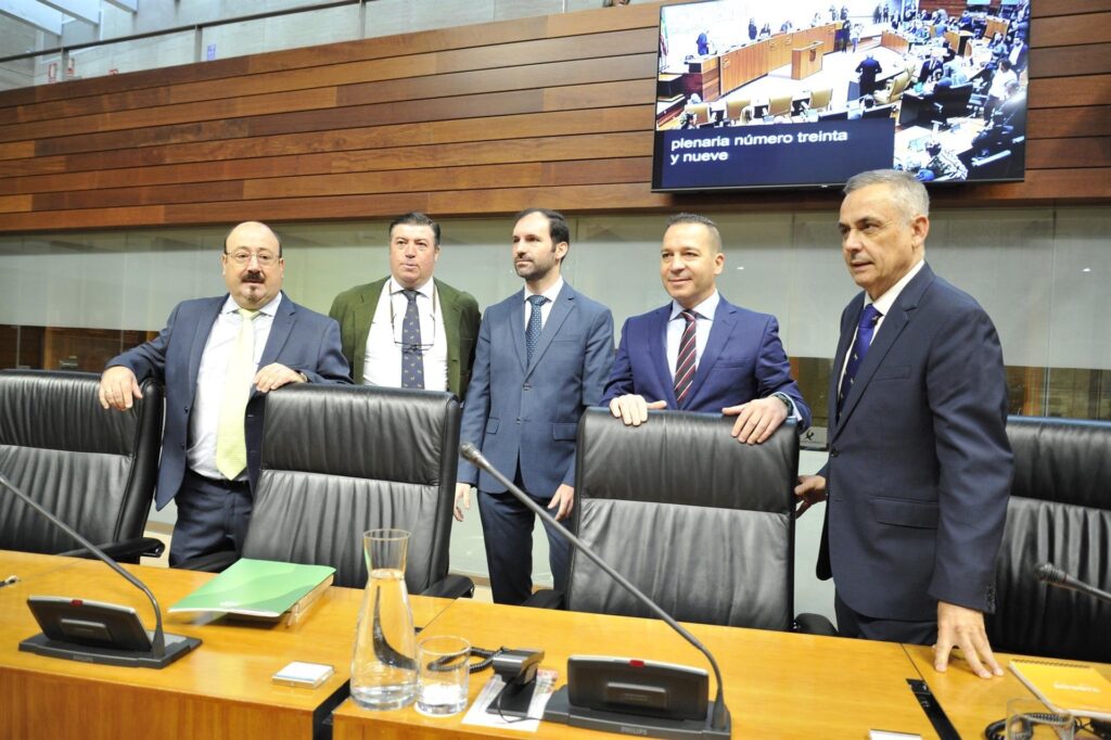 La Junta de Extremadura aprueba la tramitación de la propuesta de ley de concordia para derogar la Ley de Memoria Histórica y Democrática diputados vox