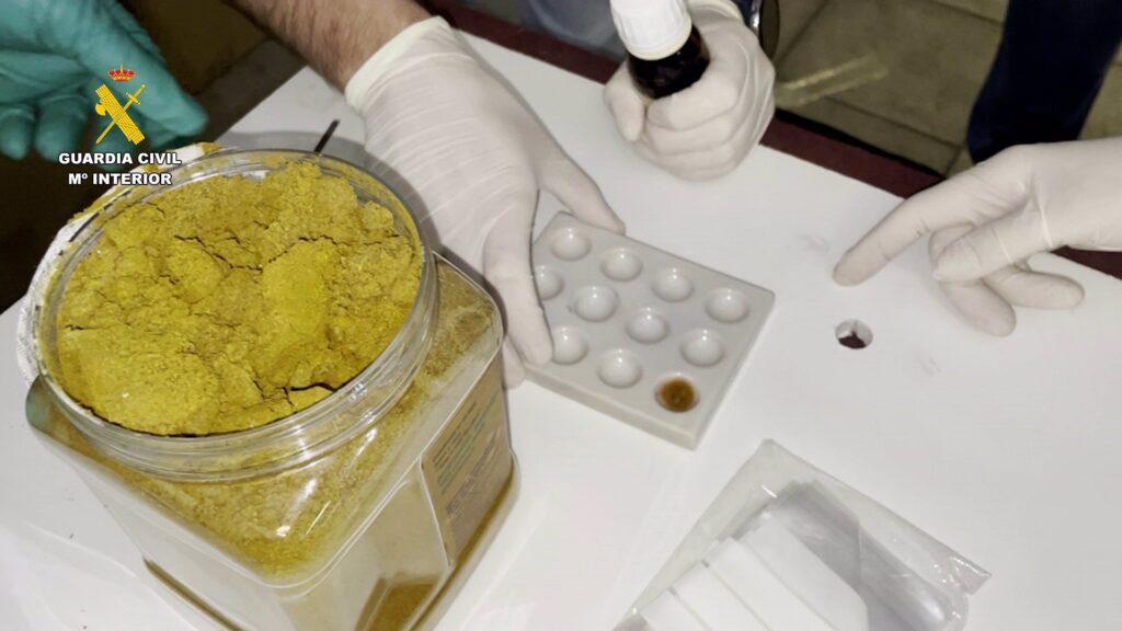 Desmantelada una red criminal dedicada al tráfico de cocaína oculta en botes de especias alimentarias droga