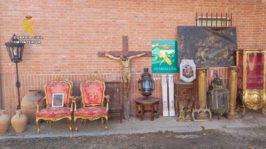 La Guardia Civil recupera vajilla y mobiliario de 500.000 Euros procedente de un robo en Trujillo foto robo tru gc