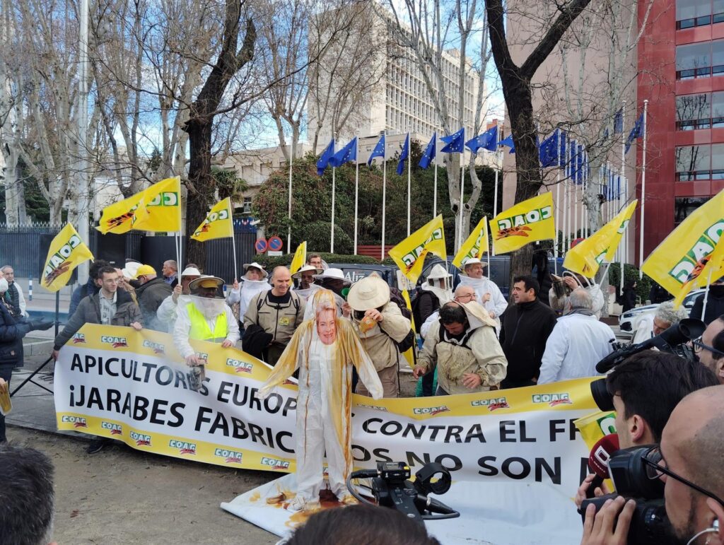 apicultores españoles, franceses y portugueses protestan en Madrid, París y Lisboa contra las importaciones masivas de miel falsa y piden más controles en frontera" manifa mieleros