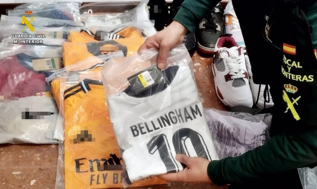Desmantelan red de falsificaciones de ropa en el mercadillo de Zafra ropa falsa
