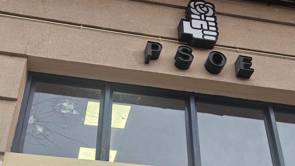 El PSOE denuncia un ataque vandálico a su sede en Badajoz y pide aumento de seguridad en la zona sede psoe ba