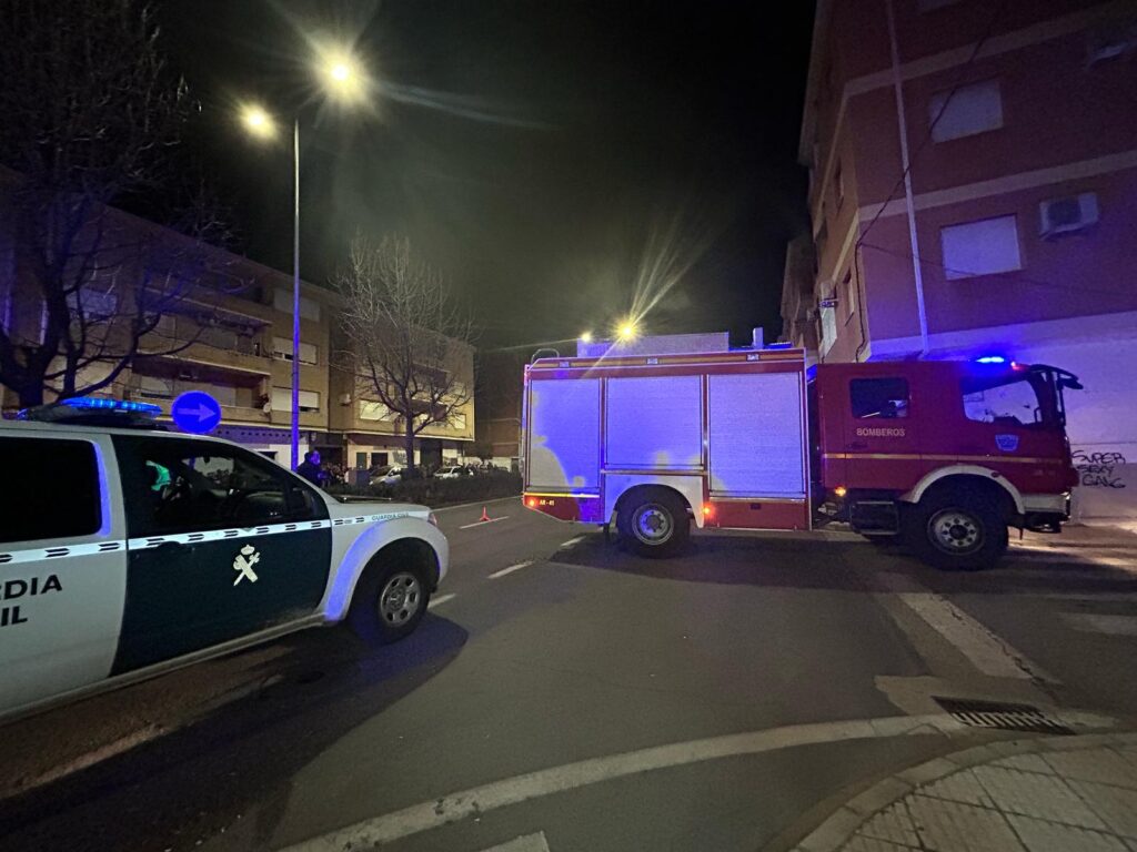 Bomberos de la Diputación de Cáceres trabajan en el incendio en una vivienda en Moraleja donde ha fallecido una persona PHOTO 2025 02 28 20 44 11 1