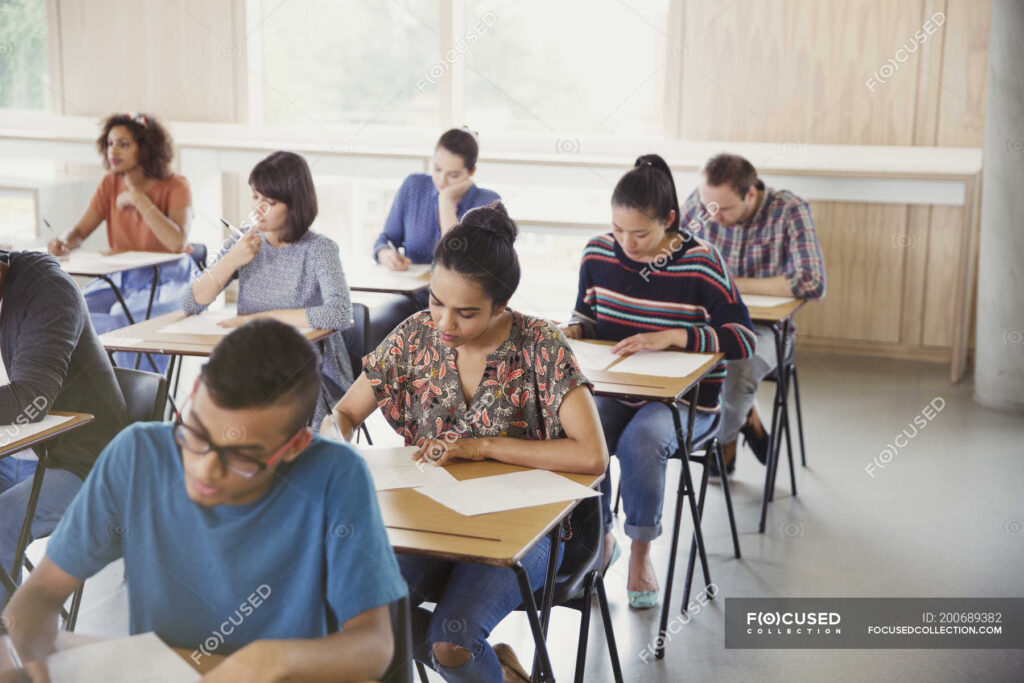 El Bachillerato para adultos en Extremadura, una nueva oportunidad educativa estudiantes adultos