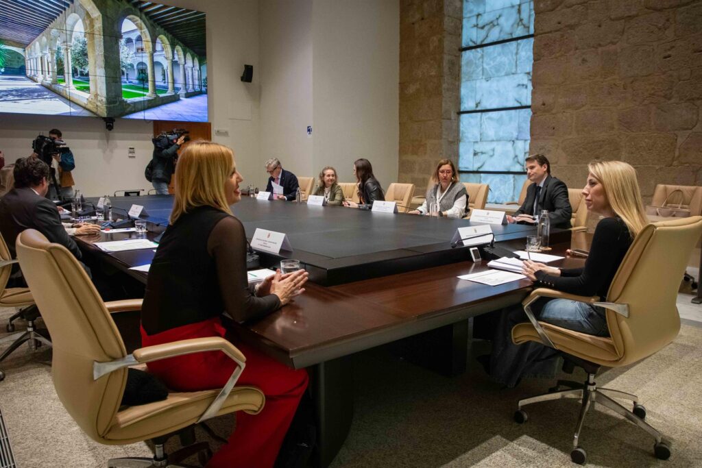 La Junta salda parte de la deuda pendiente con sus empleados públicos: recibirán el primer pago del 2% en la nómina de abril consejo de gobierno extrema