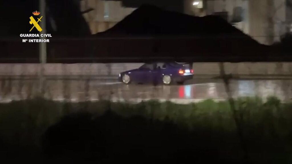 Trompos, redes sociales y multas: la Guardia Civil frena las kedadas temerarias de Alconera gc