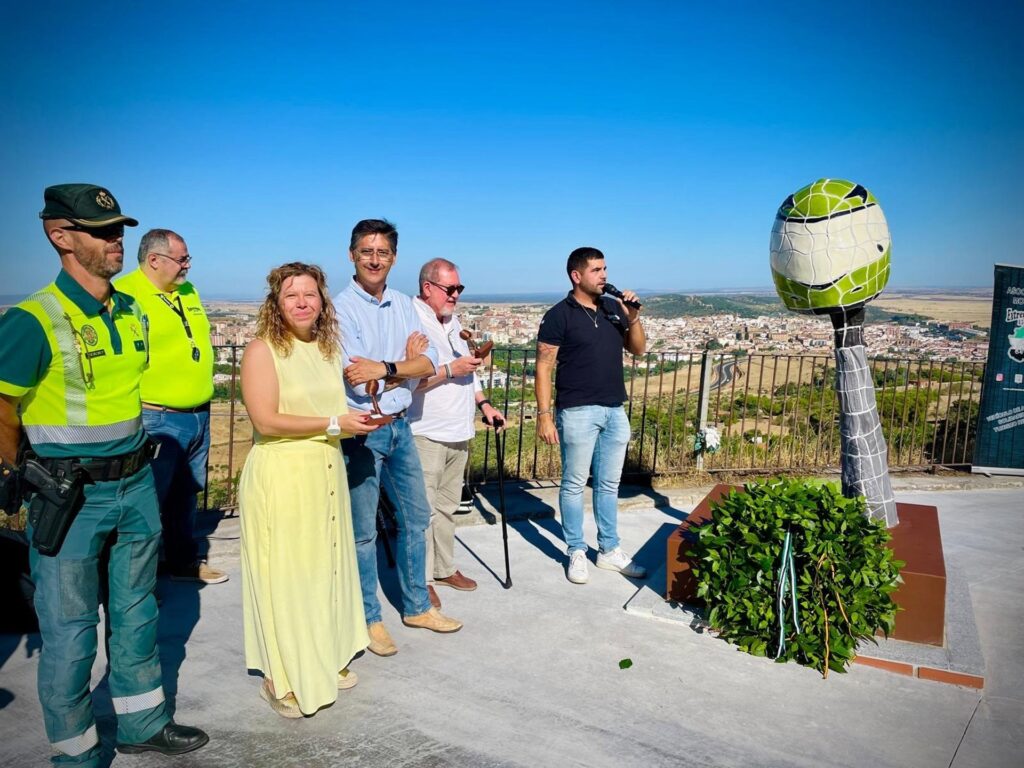 Homenaje permanente al Motero Ausente en la Montaña de Cáceres monumento motero ausente