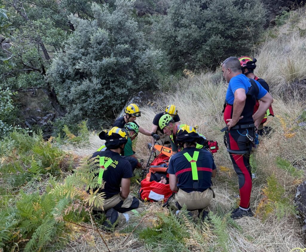 Rescate entre riscos y helechos de una mujer herida en la Garganta de los Papúos rescate mujer papuos jerte