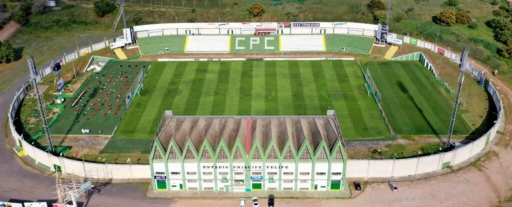 El Cacereño recibirá 250.000 euros de la Junta para adaptar el Príncipe Felipe Estadio 250