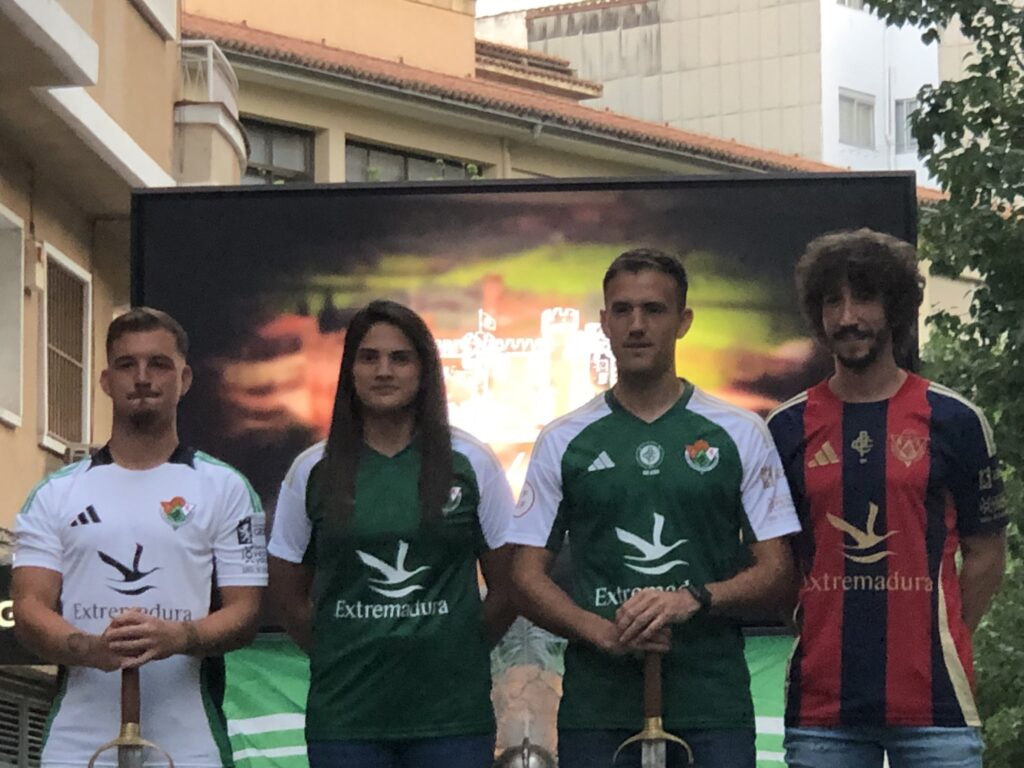 El Cacereño presenta este jueves su nuevas equipaciones IMG 0052